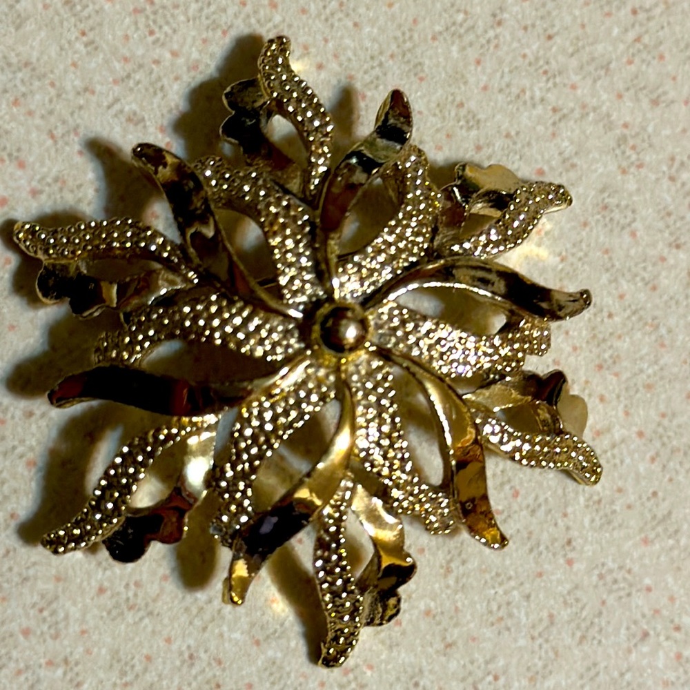 Gerry’s gold tone brushed and polished broach (485)